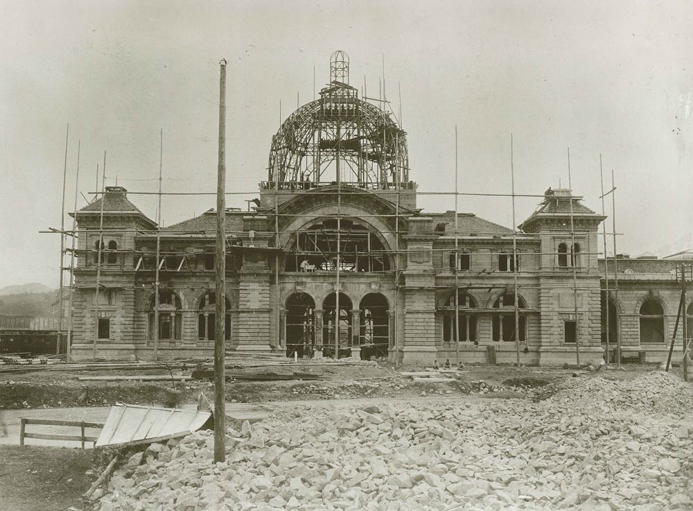 1895 befand sich der alte Bahnhof noch im Bau. (Quelle: SALU F2a/Bahnhofplatz 01.03:02)