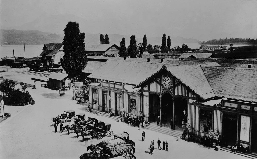 Der erste Bahnhof in Luzern um 1890. (Quelle: SALU F2a/Bahnhofplatz 01.02:04)