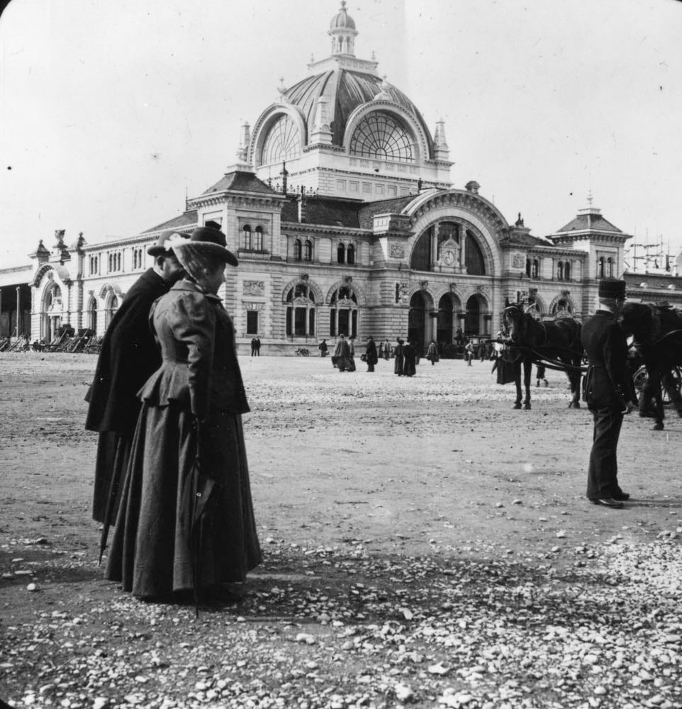 1896 war der alte Bahnhof mit seiner Kuppel fertiggestellt. (Quelle: SALU F2a/Bahnhofplatz 0.01:06)