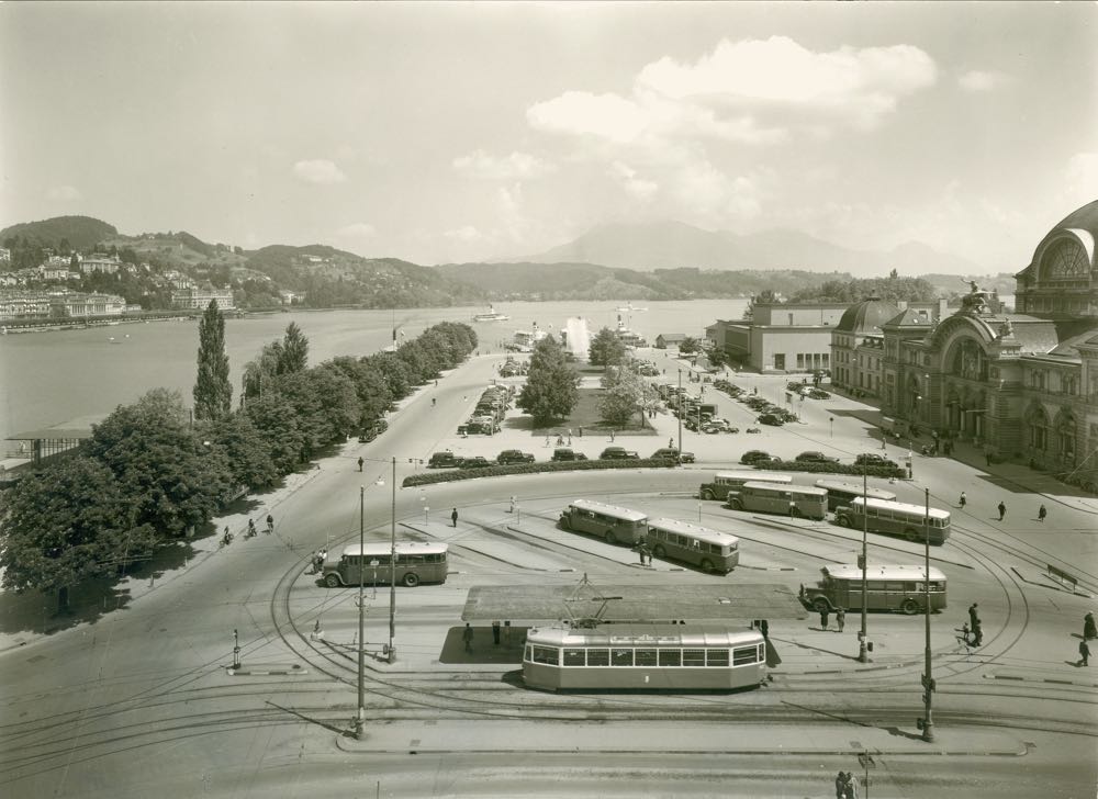 1940 waren in Luzern noch Trams unterwegs. (Quelle: SALU F2a/Bahnhofplatz 0.07:03)