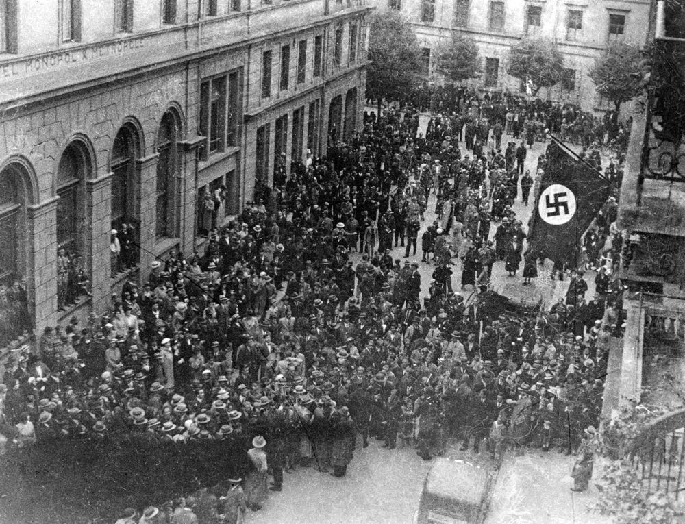 Demonstration gegen die gehisste Hakenkreuzfahne am «Braunen Haus» an der Frankenstrasse 5. (Quelle: SALU F2a/Anlass/Ereignis 391:12)