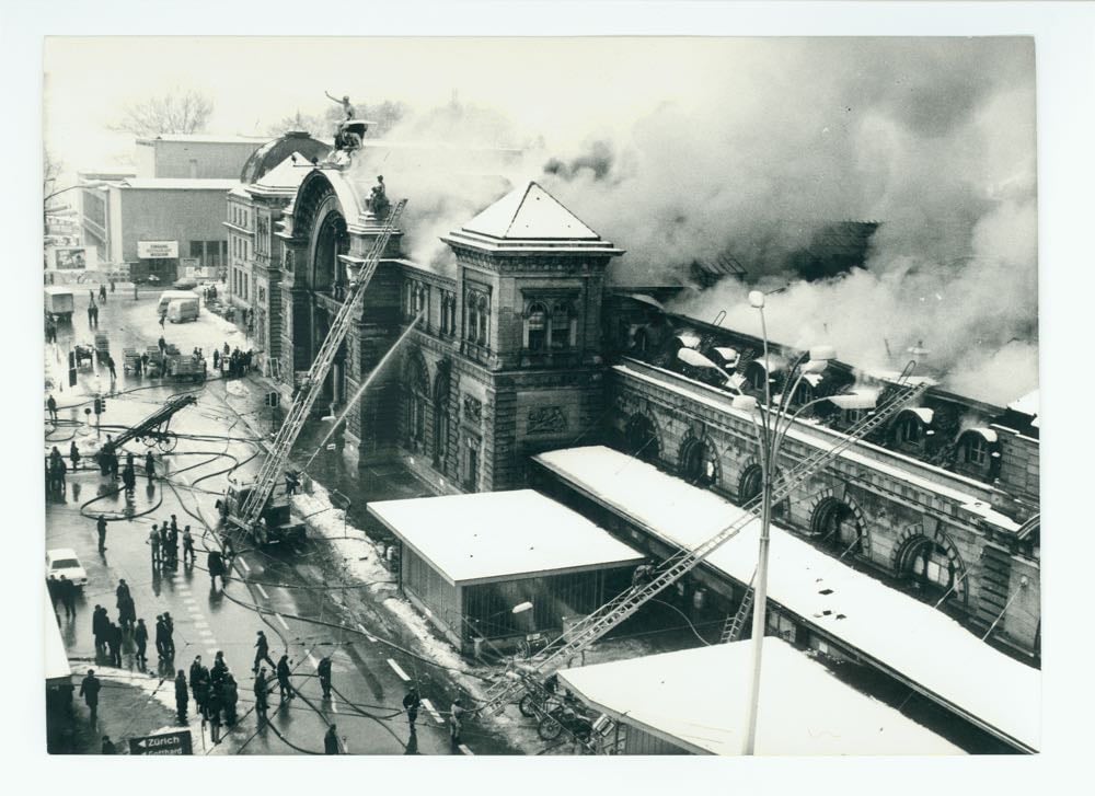 Vollbrand des alten Bahnhofs am 5. Februar 1971. (Quelle: SALU F2a/Anlass/Ereignis 391:12)