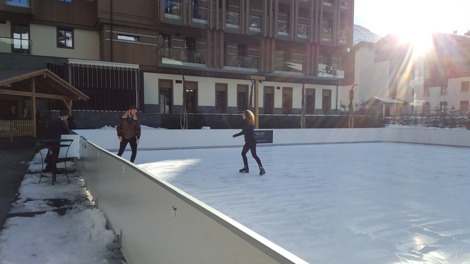 Eine der Eiskunstbahnen steht vor dem Hotel Chedi von Samih Sawiris in Andermatt.