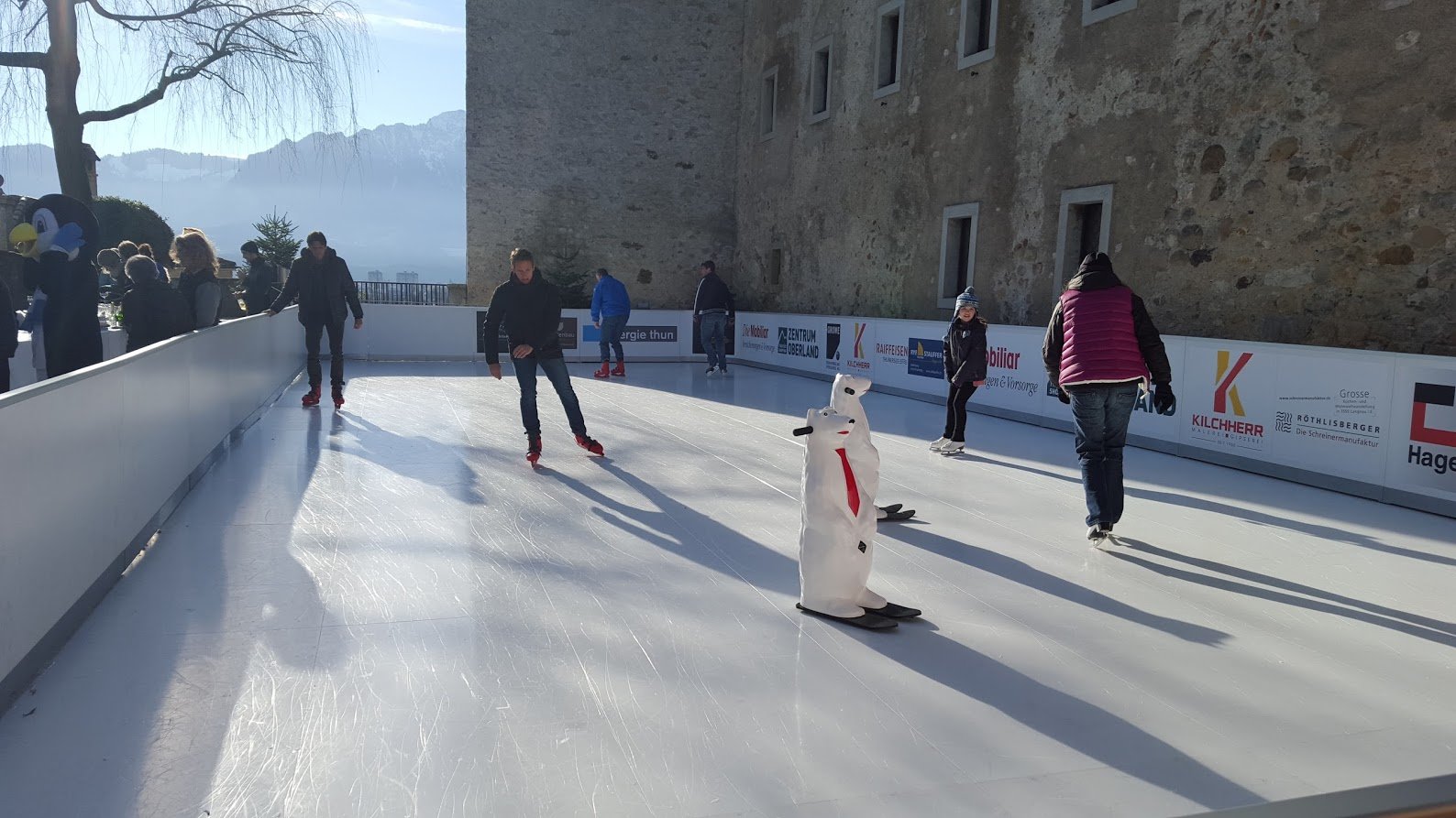 Diese Eiskunstbahn von Viktor Meier steht beim Schlossberg Thun.