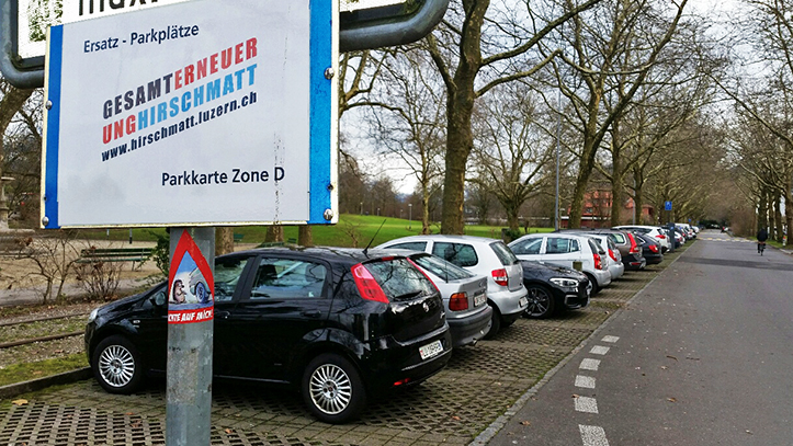 Bei der Ufschütti hat die Stadt Ersatzparkplätze für Anwohnerinnen markiert.