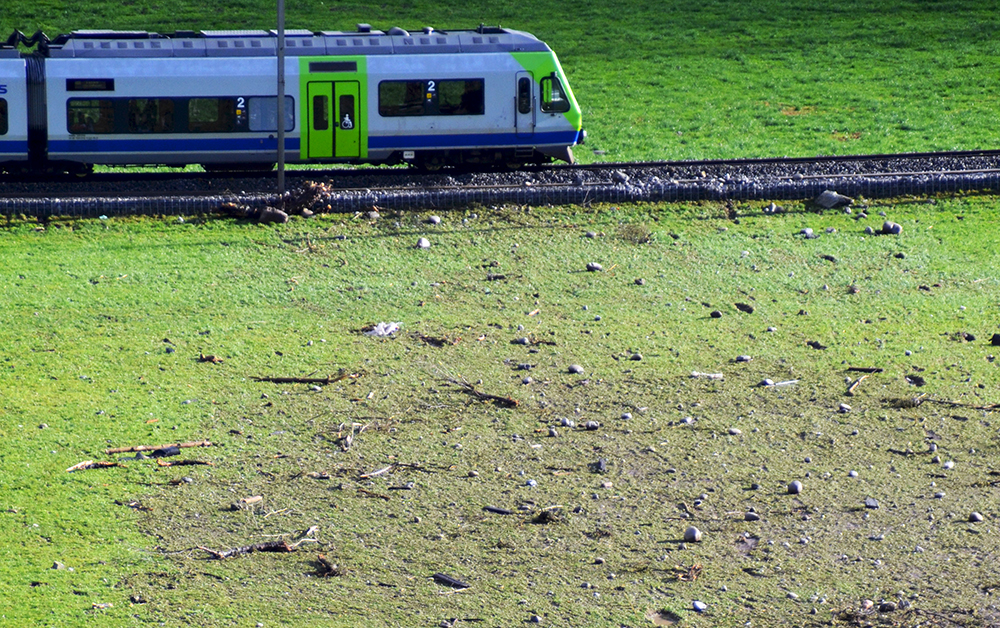 Das Geröll verstreute sich bis fast zur Bahnstrecke.