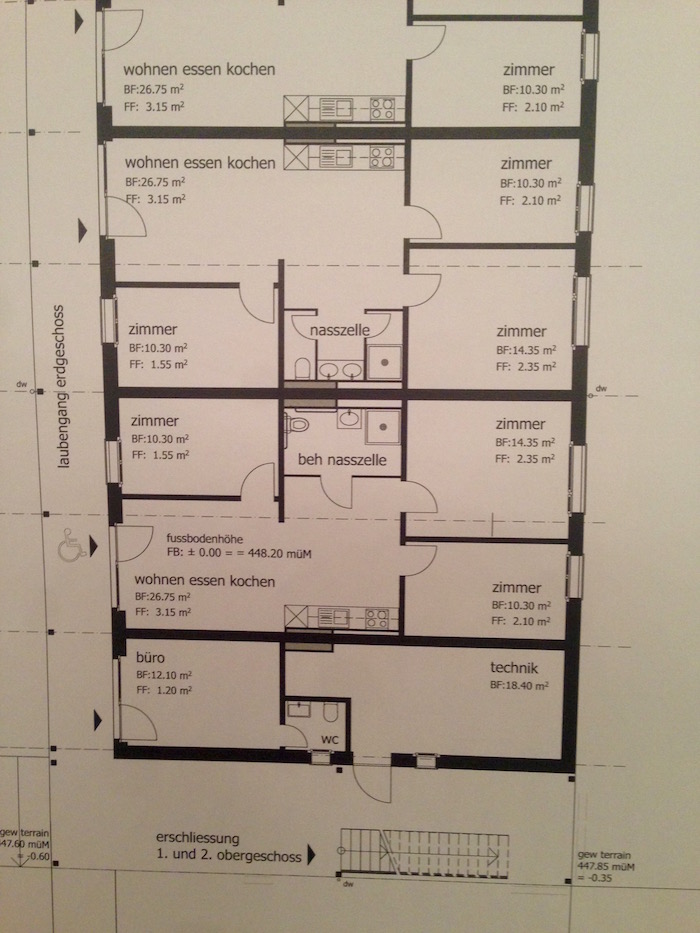 Sechs bis acht Menschen sollen in je einer 4-Zimmer-Wohnung leben.