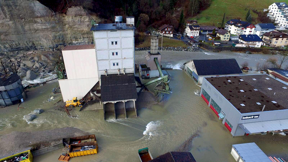 Das überschwemmte Kieswerk Imbach diesen Montag.