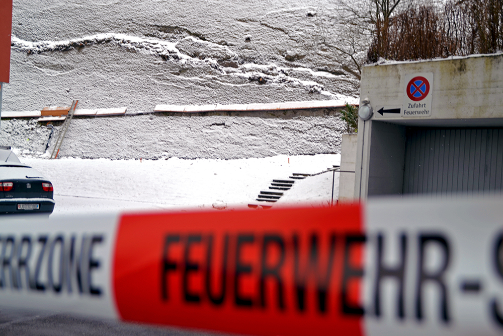 Die Tiefgarage bleibt bis auf weiteres Sperrzone: Beim drohenden Felssturz könnte sie einstürzen.