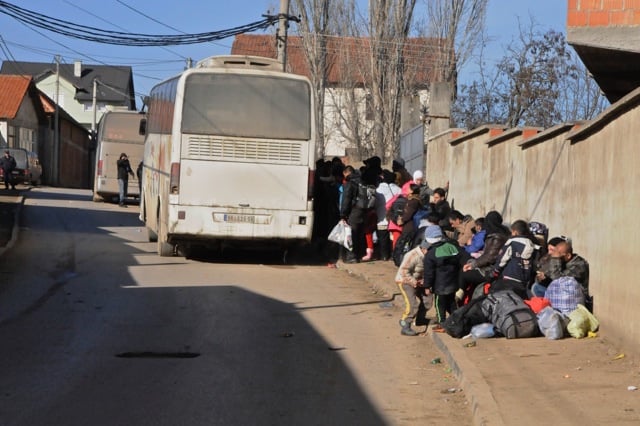 Flüchtlinge bei der Ankunft von UN-Bussen in Miratovac.