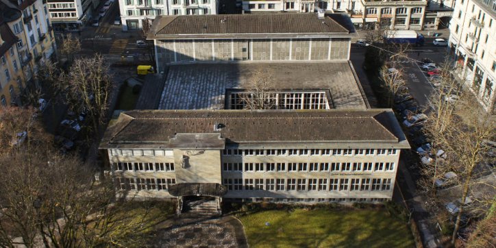 Die Fassade bröckelt: Die Zentral- und Hochschulbibliothek wartet noch immer auf die dringend notwendige Sanierung. (Bild: Emanuel Ammon/AURA)