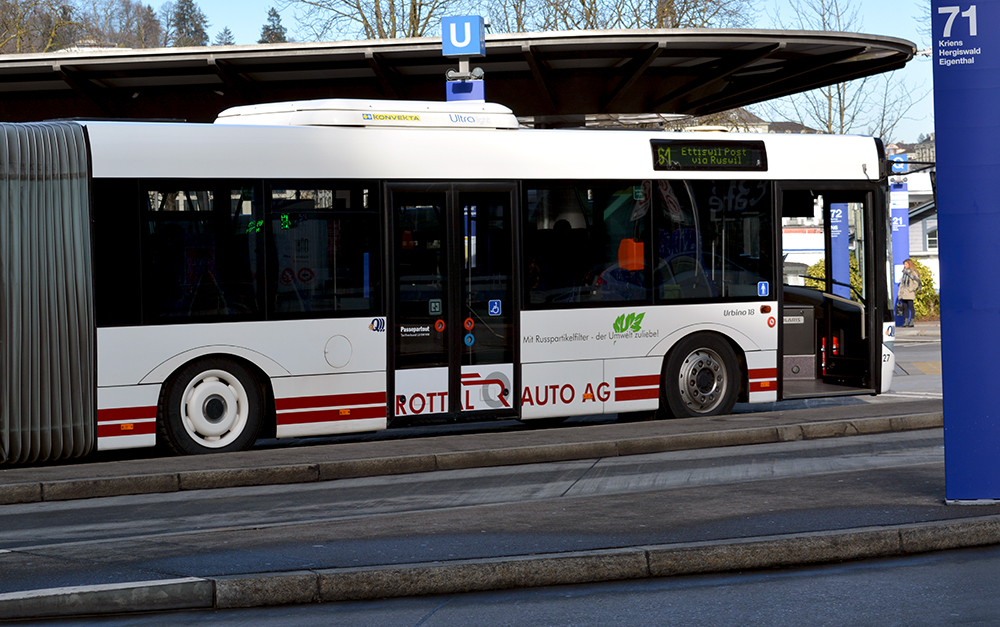 Ein Bus der Rottal Auto AG am Bahnhof Luzern.