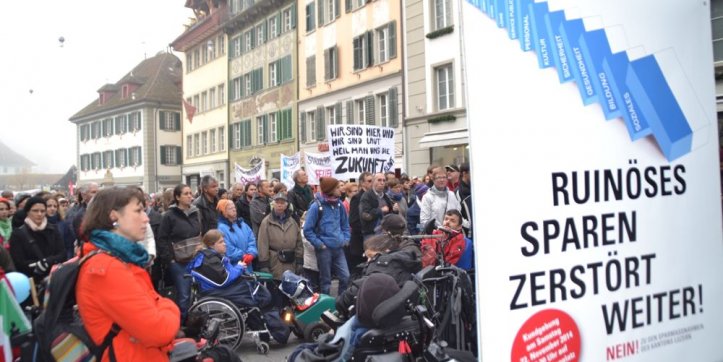 Sparen ist im Kanton Luzern mittlerweile ein Dauerthema. Hier ein Bild einer Demonstration der «Allianz gegen ruinöses Sparen» auf dem Mühleplatz im Jahr 2014.