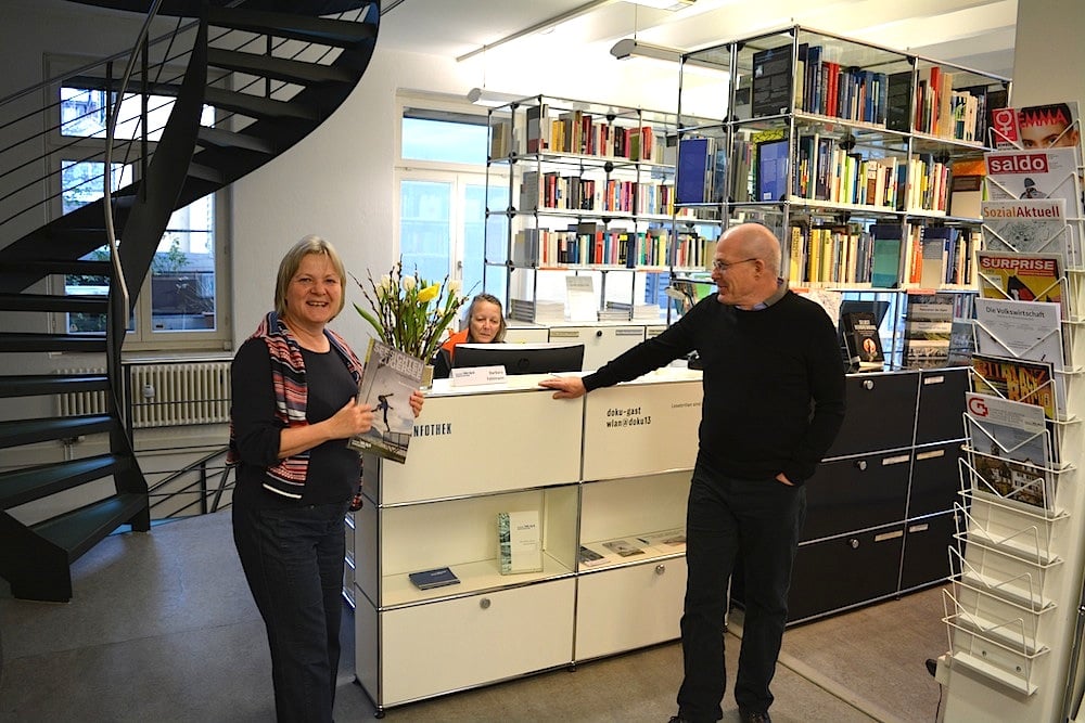 Der Empfang von «Doku Zug»: Links die Geschäftsführerin Sybilla Schmid Bollinger, hinter dem Schalter Barbara Fehlmann, rechts Daniel Brunner.