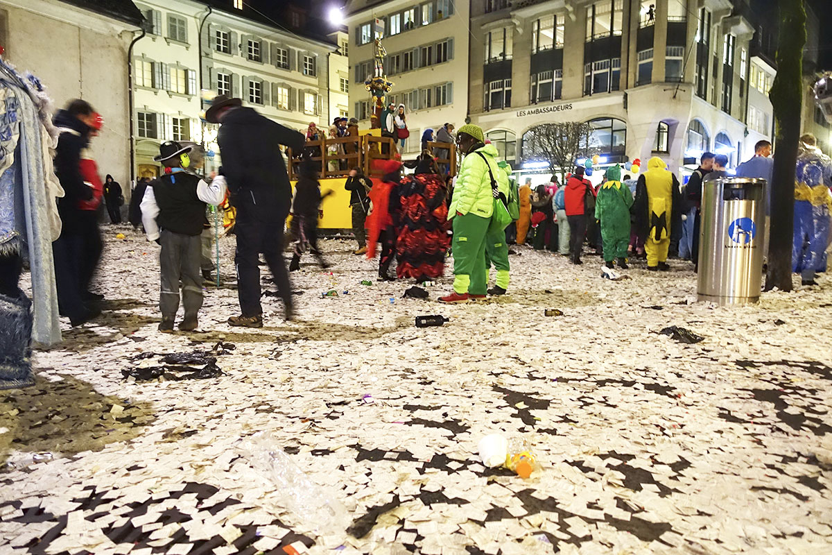 Ein Platz bedeckt mit Altpapier: der Kapellplatz nach dem Fötzeliregen.