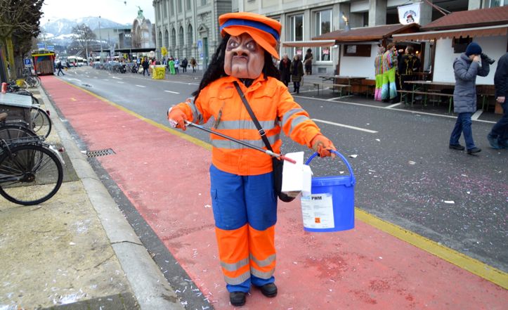 Anne-Marie macht die Luzerner Bahnhofstrasse sauber.