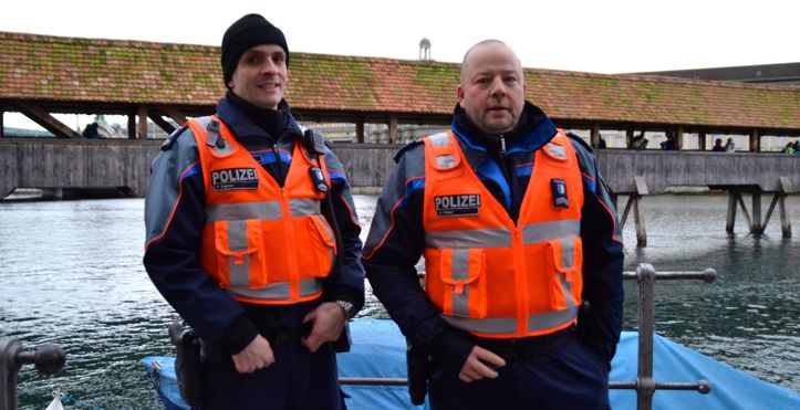 Zwar im Dienst, aber amüsiert: Zwei Polizisten der Luzerner Polizei.