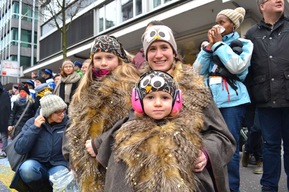 Die Familie Waldkauz: Muriel (3), Maline (8) mit Kauzmami Gabriela Bitzi aus Kriens.