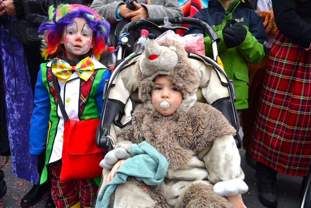 Warm eingepackt im Kinderwagen lässt sich die Fasnacht geniessen: Thiago (2,5 Jahre alt) aus Ebikon.