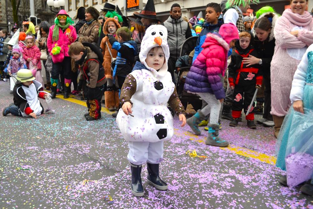 Daniel (2) aus Luzern ist als Schneemann Olaf unterwegs.