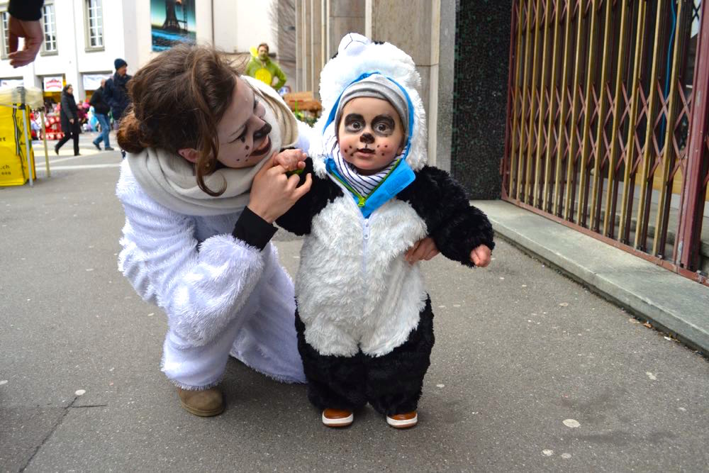 Panda Jaro (einjährig) mit Eisbär-Mami Anina Lauk aus Horw.