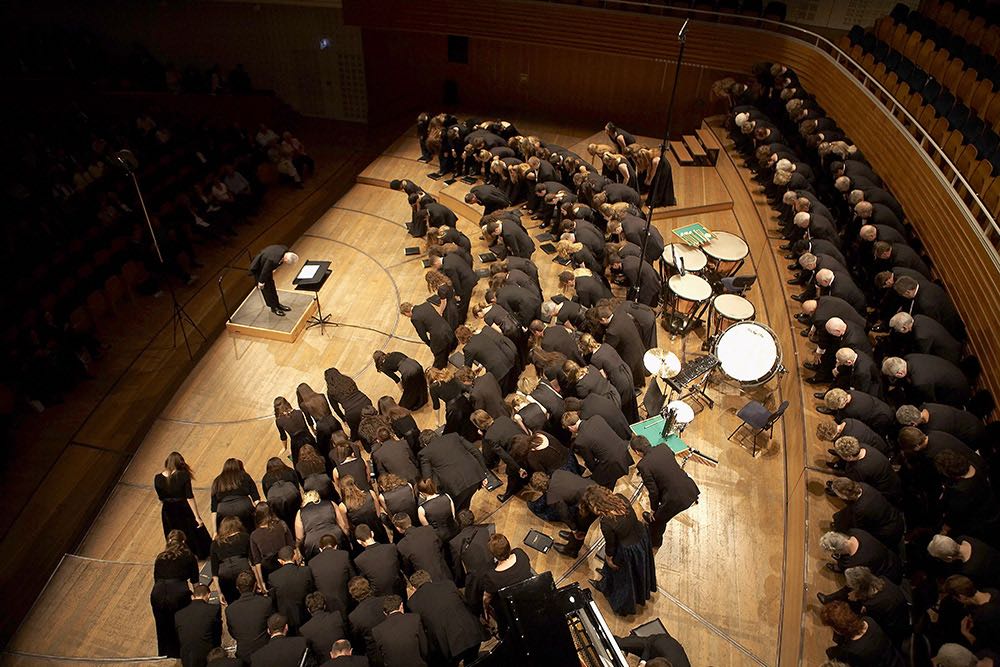 Ein Chor verneigt sich im Kunst- und Kongresshaus Luzern. (Bild: Gabriel Ammon/AURA)