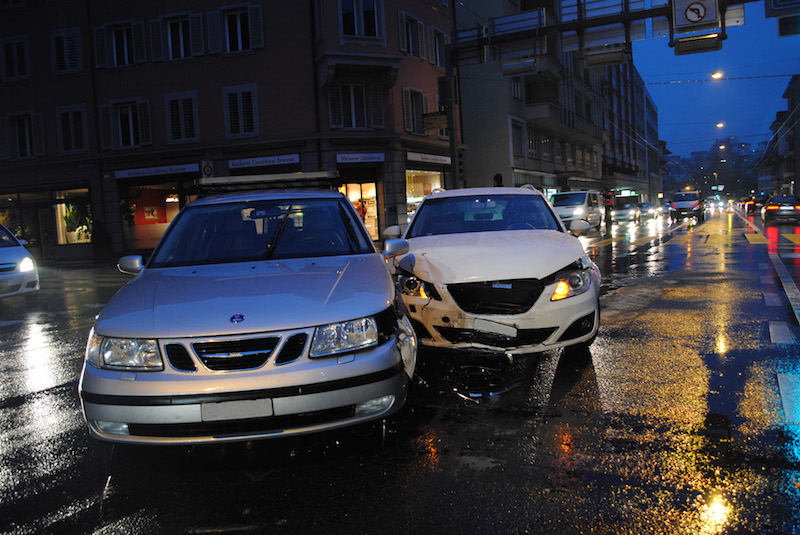 In Luzern kam es zu einer heftigen Kollision zwischen den beiden Fahrzeugen. (Bild: Luzerner Polizei)
