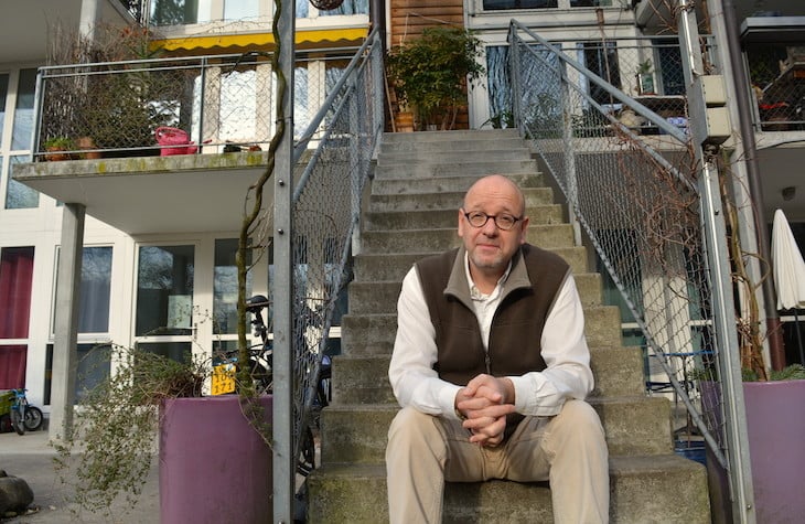 Der Autor André Winter vor seiner Wohnung in Emmen.