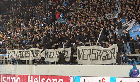 Wütende Fans informieren die FCL-Spieler über ihre Gefühlslage (Bild: Dominik Stegemann).