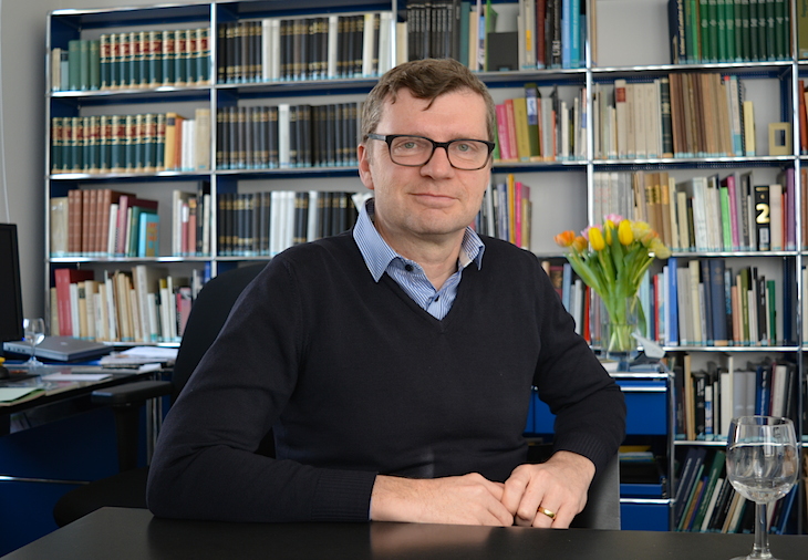 Kurator und Direktor des Historischen Museums Luzern, Christoph Lichtin, in seinem Büro.