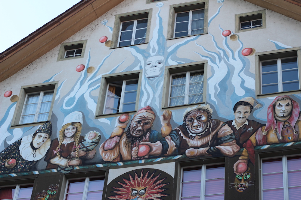 Das Fritischigebäude etwa erzählt von der Luzerner Fasnacht.