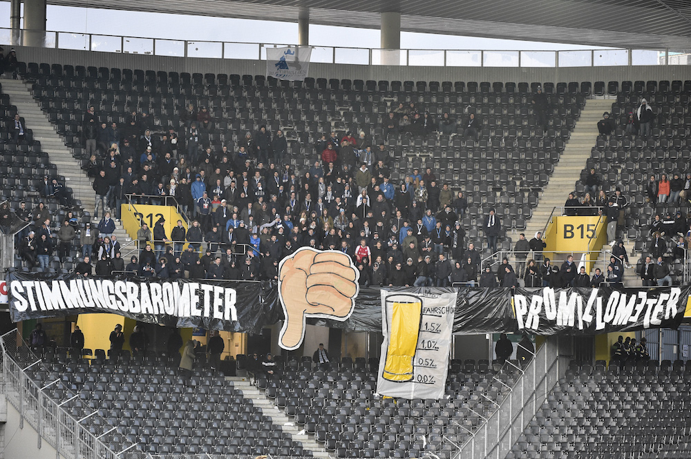 Beim Auswärtsspiel in Bern sorgten die Fans mit einer kreativen Aktion für Unterhaltung. (Martin Meienberger/freshfocus)