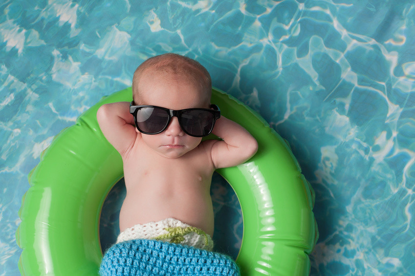 Papi beim Babyschwimmen – oder die Wahrheit über Badewindeln