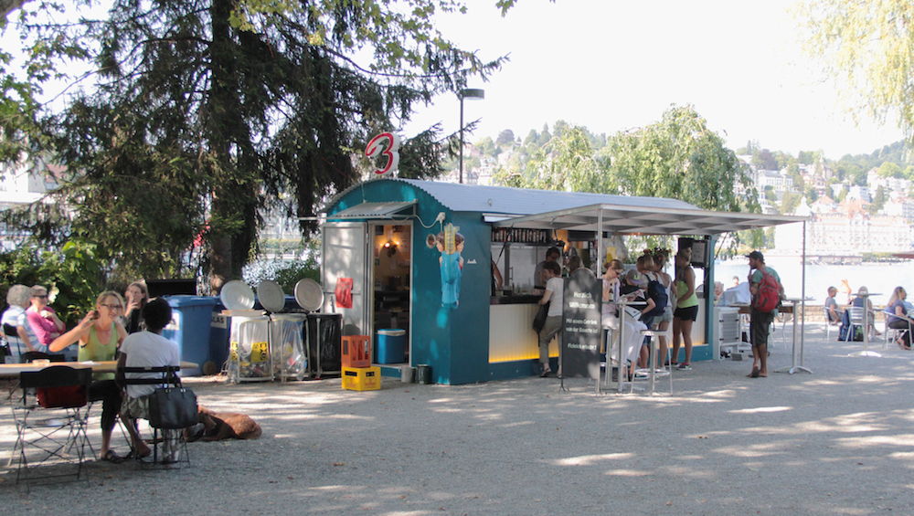 Die Sommerbar «Buvette» steht jährlich seit 2008 beim Inseli.