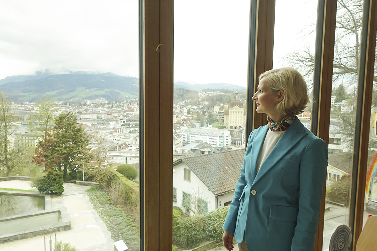 «Ein Ort mit Weitsicht»: Stadträtin Manuela Jost im Neubau des Schulhauses Felsberg.