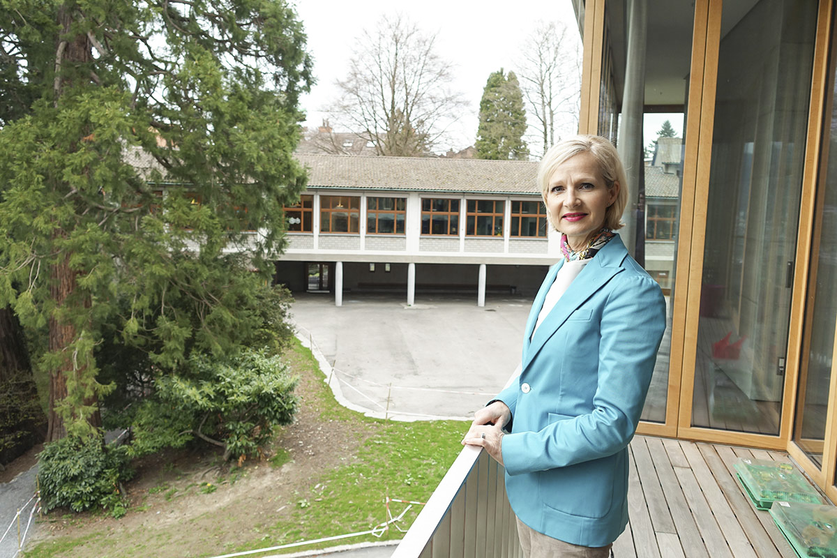 «Der Schulhausbau ist mir ein grosses Anliegen»: Manuela Jost beim Schulhaus Felsberg.