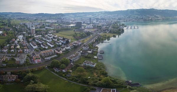 Luftaufnahme Zugersee und Stadt Zug. (Bild: Riot Media)