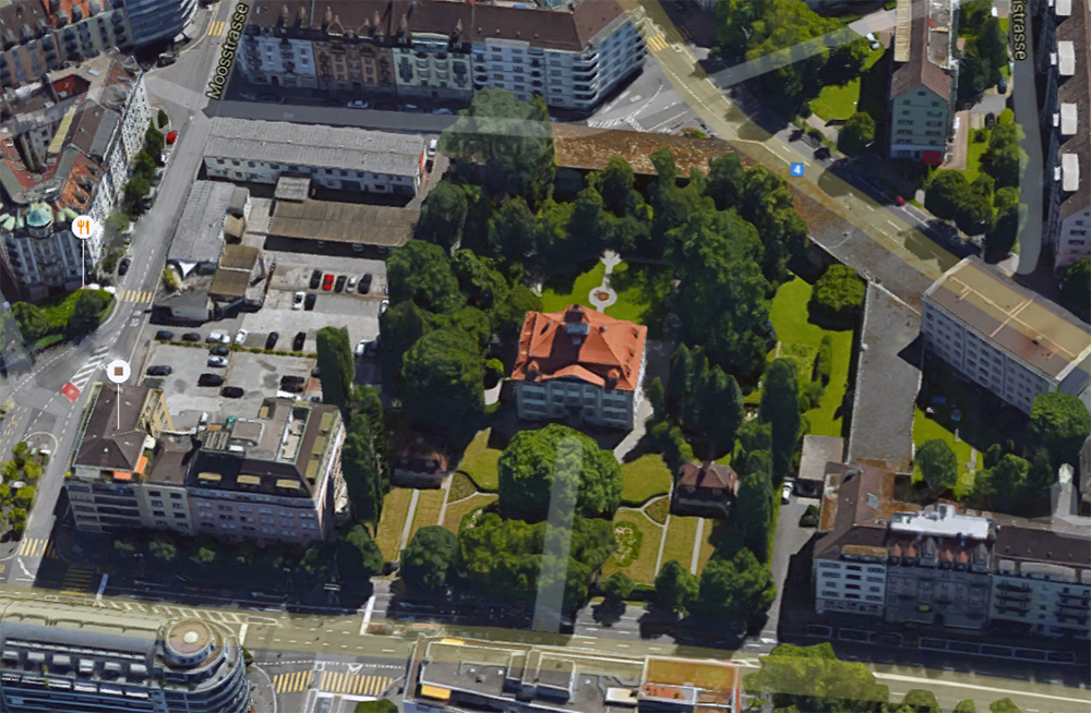 Der Herrensitz aus der Luft, links davon die Brache (Bild: Google Maps).