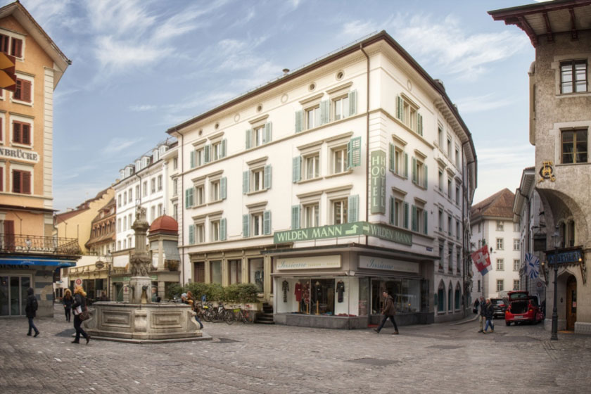 Heute: Der Philipp-Anton-von-Segesser-Platz mit Krienbrügglibrunnen, rechts die Bahnhofstrasse (Rütligasse Blickrichtung Bahnhofstrasse).