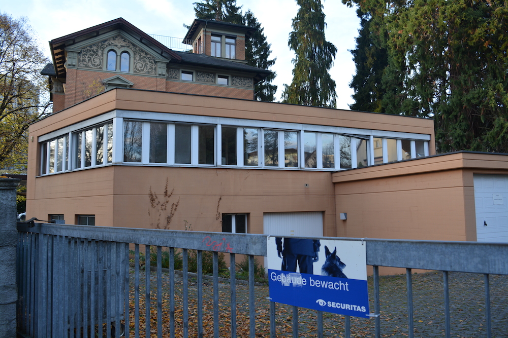 Dieser neuere Anbau an der Rückseite der Villa an der Obergrundstrasse 101 wird bald durch einen Grösseren ersetzt.