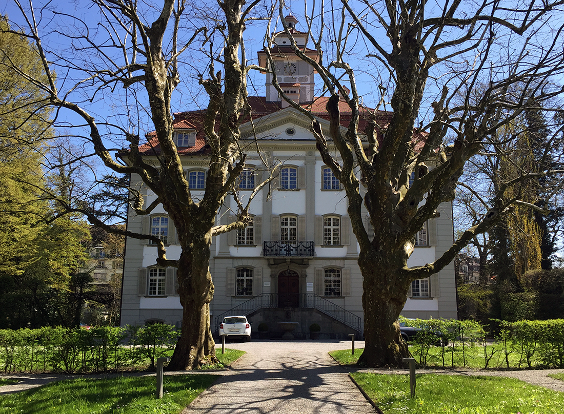 Der Herrensitz Himmelrich, dazu gehören auch zwei Pförtnerhäuser (nicht im Bild) und ein Park (teilweise im Bild). Das Haus ist eines der besterhaltenen Barock-Wohngebäude Luzerns.