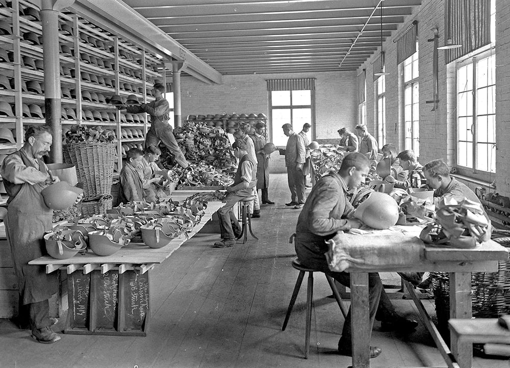 Kanton Zug, 1914-1918: Die Polsterung aus Leder wird in den Stahlhelm eingearbeitet. (Bild: Schweizerisches Bundsarchiv)