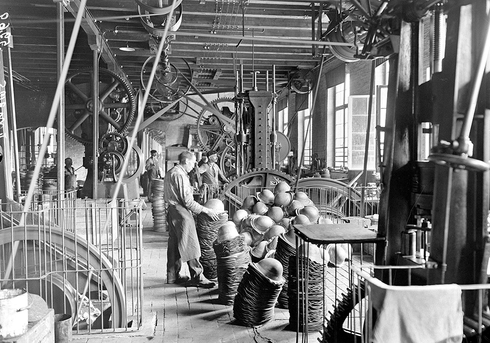 Kanton Zug, 1914-1918: Eine weitere Stufe der Form des neuen Stahlhelms wird gepresst. (Bild: Schweizerisches Bundsarchiv)