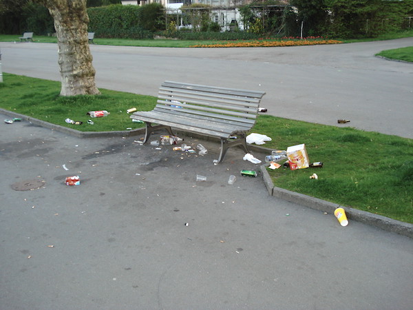 Kein Sillleben, sondern schlicht liegen gelassener Abfall entlang der Zuger Seepromenade.