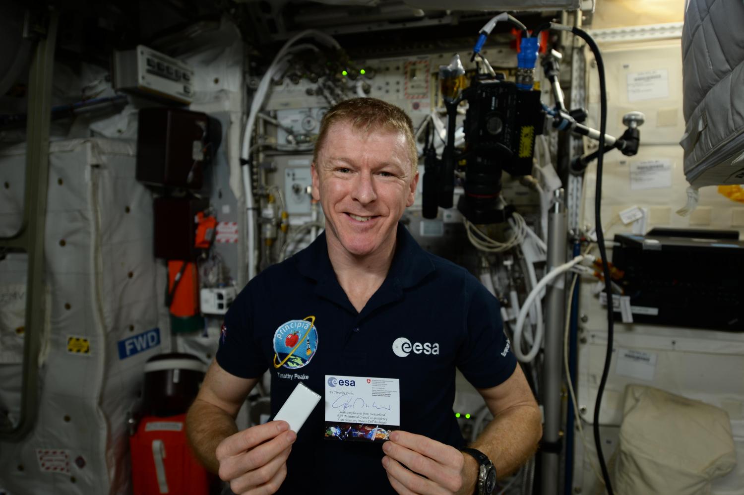 Astronaut Tim Peake freut sich über die Milchschokolade.