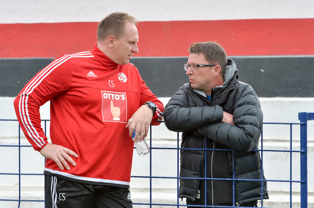 Konditionstrainer Christian Schmidt (links) und Chefscout Remo Gaugler unterhalten sich.