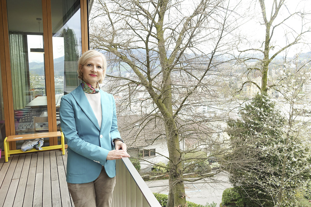 Manuela Jost im neu eröffneten Felsberg-Schulhaus.