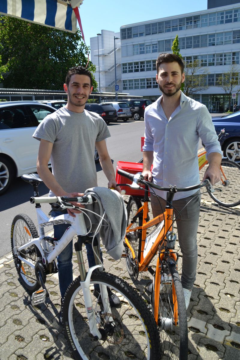 Die Köche Tino und Fabio arbeiten im Restaurant Schiff in Zug. «Mein Kollege hat mir den Verleih empfohlen», sagt Fabio (r.), der in Arth-Goldau wohnt. Er leiht sich in der Zimmerstunde ein Velo aus, um damit mit Tino nach Baar zu fahren.