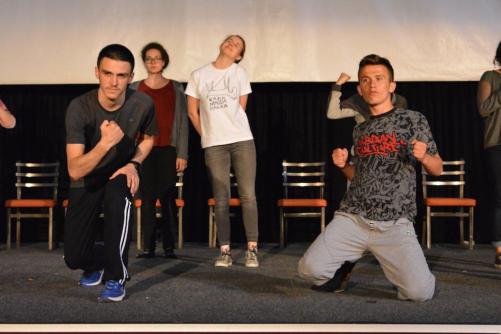 Volle Power fürs Theater – ein Probe in Gjilan. (Bild: actNow)