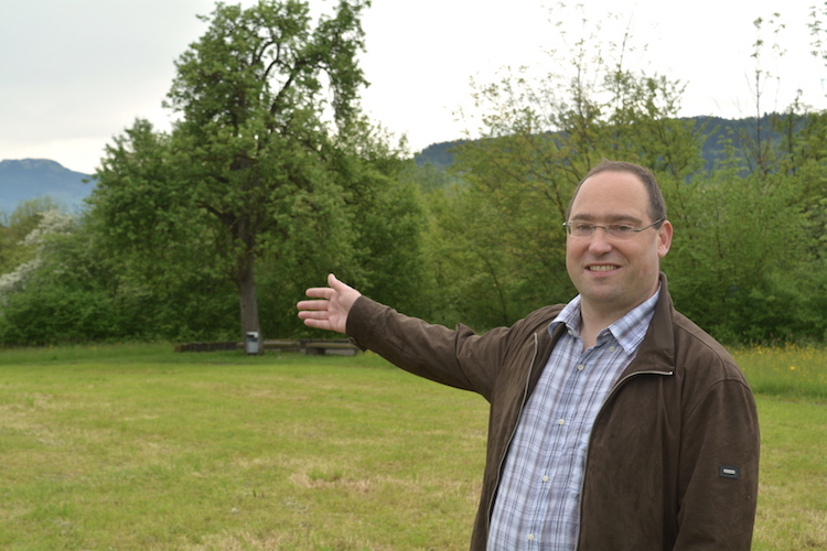 Heinz Widmer, Parteipräsident der Grünen Risch-Rotkreuz. Er lehnt die Umzonung des Gemeindelandes in eine Wohnzone entschieden ab.